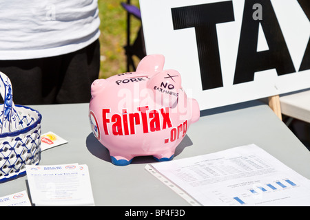 Fairen Steuerwettbewerb Zeichen und Sparschwein auf Tisch mit Petitionen an ein politisches Ereignis der Tea-Party im Farran Park in Eustis, Florida Stockfoto