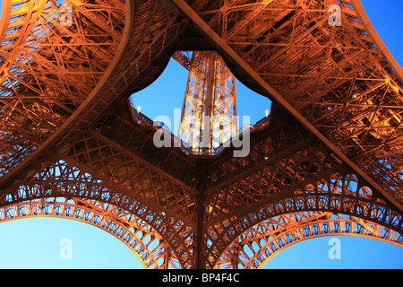 Weitwinkel-Blick auf den Eiffelturm von unter in der Nacht, Paris, Frankreich Stockfoto