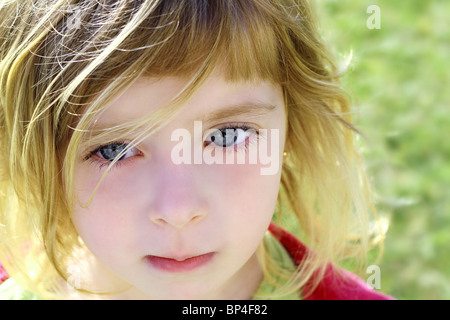 schöne blonde kleine Mädchen Kinder Porträt outdoor im park Stockfoto