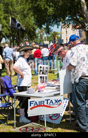 Fairen Steuerwettbewerb Zeichen und Sparschwein auf Tisch mit Petitionen an ein politisches Ereignis der Tea-Party im Farran Park in Eustis, Florida Stockfoto