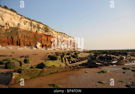 Kiel ein Schiffswrack am Strand neben der Klippe am Hunstanton in West Norfolk. Stockfoto