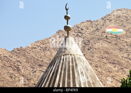 Oben auf eine Moschee und die Irakisch-Kurdistan Flagge in Dohuk, Irak Stockfoto