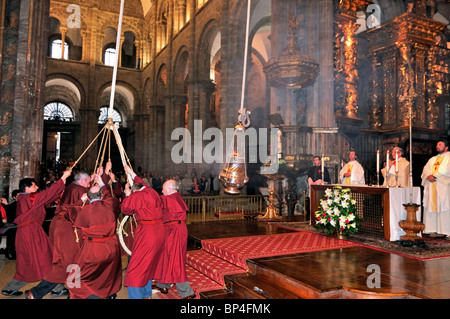 Spanien, Jakobsweg: Ritual des Schwingens "Botafumeiro" in der Kathedrale von Santiago de Compostela Stockfoto