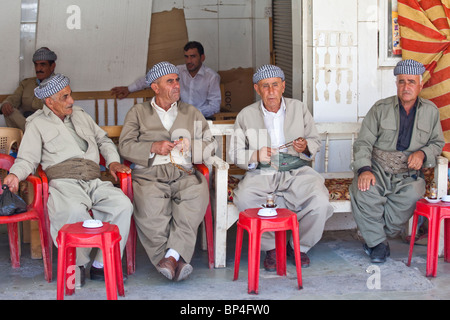 Ältere kurdischen irakischen Männer in einem Teeladen in Dohuk, Kurdistan, Irak Stockfoto