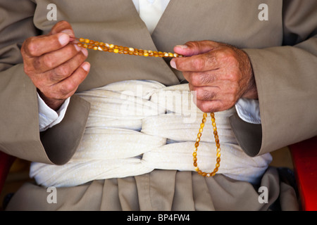 Irakischen kurdischen Mann zählenden muslimischen Gebetskette in Dohuk, Kurdistan, Irak Stockfoto