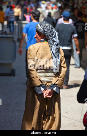 Irakischen kurdischen Mann zählenden muslimischen Gebetskette in Dohuk, Kurdistan, Irak Stockfoto