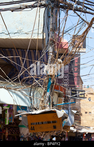 Kabelsalat Versorgungsleitungen in Dohuk, Irak Stockfoto