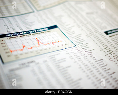 Aktien-Charts in einer Zeitung Stockfoto