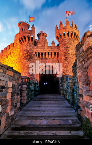 Spanien, Jakobsweg: Burg von Ponferrada bei Nacht Stockfoto