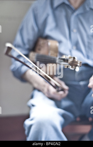 Ein Portrait eines älteren Cajun fiddler Holding eine Geige in der alten Vermilionville Bezirk, von Lafayette, Louisiana, USA. Stockfoto