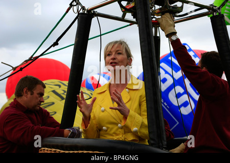 Carol Kirkwood BBC TV-Wetter-Girl, präsentiert das Wetter morgen aus einem Ballon auf Bristl Balloon Fiesta - Ashton Gericht Stockfoto