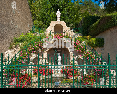 Religiöse Statuen der Jungfrau Maria im Dorf Wasserquelle - Frankreich. Stockfoto