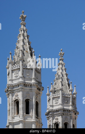 Turmspitzen der das Hieronymus-Kloster, eines der architektonischen und historischen Wahrzeichen in Lissabon, Portugal. Stockfoto