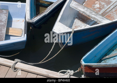 Dingys im Hafen von Rockport in Rockport, MA, sind auf der Anklagebank gebunden, bis Fischer, die sie verwenden, um ihre Angelboote/Fischerboote an Bord. Stockfoto