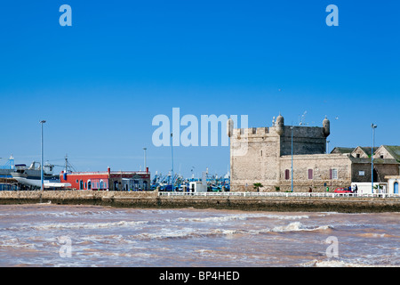 Strand mit entferntem Skala du Port (alte Befestigungen), Essaouira, Atlantikküste, Marokko Stockfoto