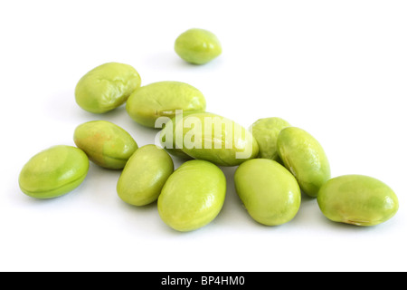 Frische Sojabohnen auf weißem Hintergrund Stockfoto