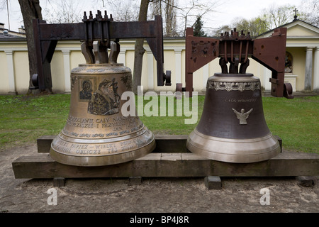 Große Glocken im Garten von St. Annen Kirche, Wilanow, Warschau. Stockfoto