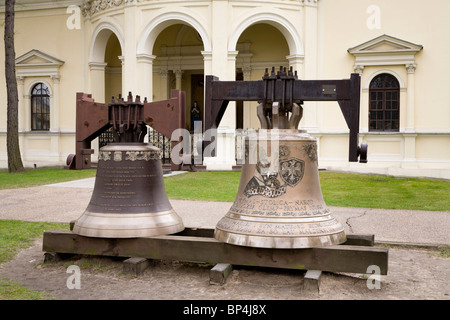 Große Glocken im Garten von St. Annen Kirche, Wilanow, Warschau. Stockfoto