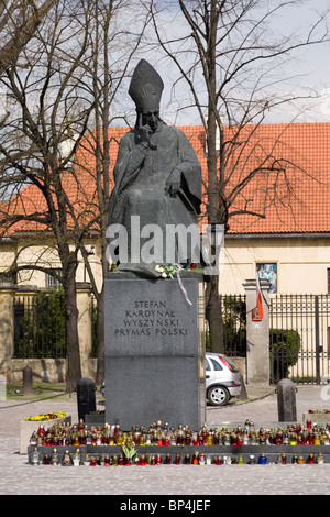 Warschau Polen, Kardinal Stefan Wyszynski Denkmal: Kerzen zur Erinnerung an Präsident Lech Kaczynski und 95 andere... Stockfoto