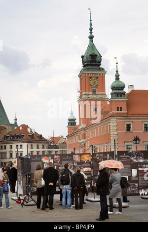 Schlossplatz, Warschau Polen: Personen suchen in einer Outdoor-Ausstellung über die 1939 deutsche und sowjetische Invasion von Polen. Stockfoto