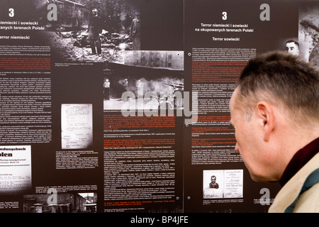 Schlossplatz, Warschau Polen: Mann sucht bei einer Outdoor-Ausstellung über die 1939 deutsche und sowjetische Invasion von Polen. Stockfoto