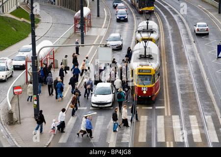 Autos, Straßenbahnen und Menschen auf Solidarität Avenue (Aleja Solidarnosci), einer der Hauptverkehrsstraßen in Warschau Polen Stockfoto