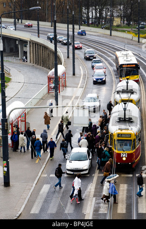 Autos, Straßenbahnen und Menschen auf Solidarität Avenue (Aleja Solidarnosci), einer der Hauptverkehrsstraßen in Warschau Polen Stockfoto