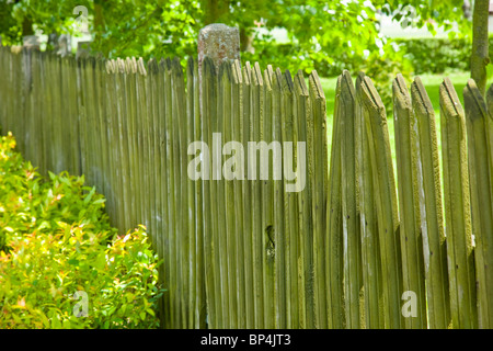 Ein Zaun ist ein freistehendes Bauwerk einzuschränken oder zu verhindern, dass Bewegung über eine Grenze. Stockfoto