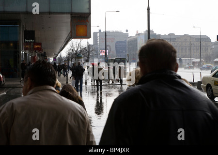 Menschen wandern in den Regen. Marszalkowska Straße, Warschau. Stockfoto