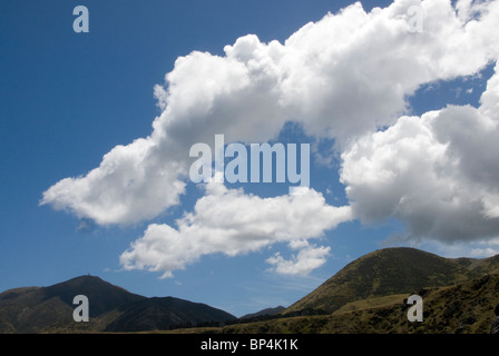 Wolken über Hügel, Wellington South Coast, North Island, Neuseeland Stockfoto