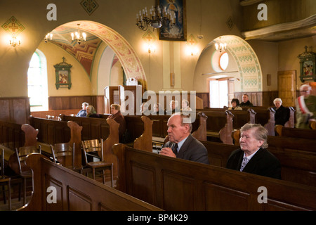 Menschen beten. Kirche der Erhöhung des Heiligen Kreuzes, Zwolen Polen. Stockfoto