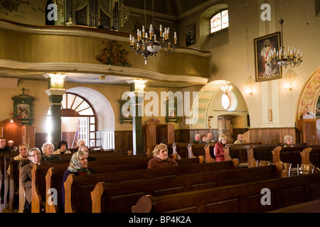 Menschen beten. Kirche der Erhöhung des Heiligen Kreuzes, Zwolen Polen. Stockfoto