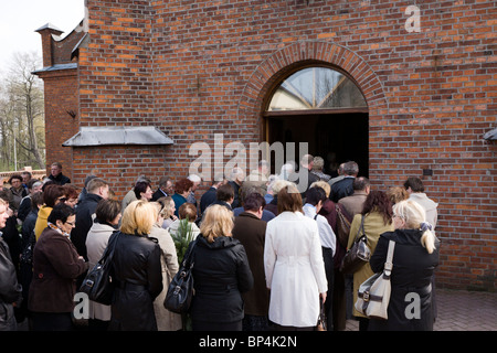 Beerdigung. Kirche der Erhöhung des Heiligen Kreuzes, Zwolen Polen. Stockfoto