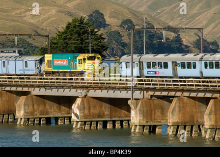 S-Bahn Wellington und Auckland und Wellington Langstrecken Zug auf Paremata Brücke, Pauatahanui Inlet, Porirua Harbour Stockfoto