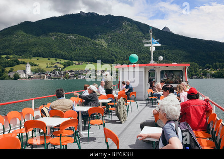 St. Wolfgang, Salzkammergut, Oberösterreich, Österreich, Europa. Passagiere auf Gschwen Fähre Vergnügen Kreuzfahrt auf Wolfgangsee See Stockfoto