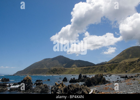 Wolken über Hügel, Wellington South Coast, North Island, Neuseeland Stockfoto