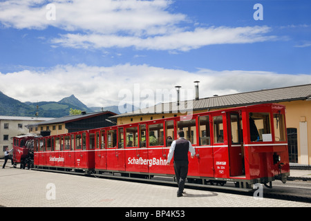 Rot Dampfzug auf Zahnstange und Ritzel im Bahnhof Bahnsteig zum Schafberg Mountain. St. Wolfgang, Salzkammergut, Österreich Stockfoto