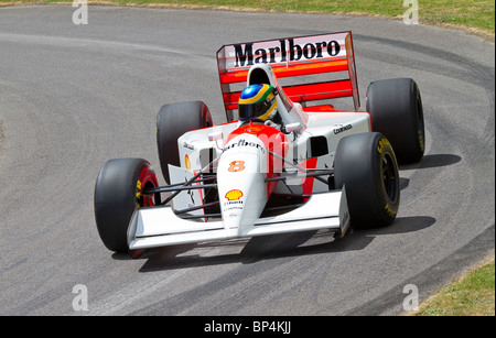 1993 McLaren-Cosworth MP4/8 mit Fahrer Bruno Senna auf dem 2010 Goodwood Festival of Speed, Sussex, England, UK. Stockfoto