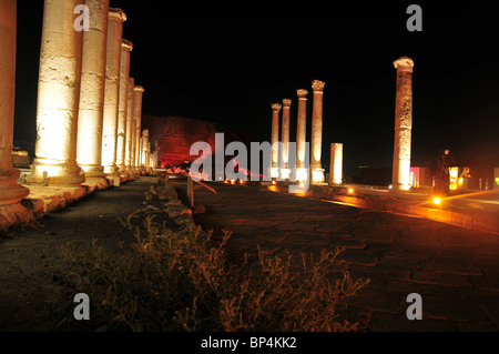 Israel, Bet Shean, Scythopolis, der Cardo bei Palladius Straße nachts beleuchtet Stockfoto