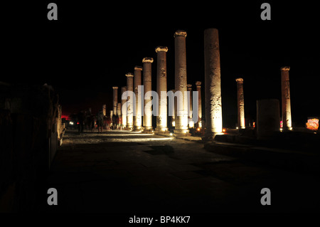 Israel, Bet Shean, Scythopolis, der Cardo bei Palladius Straße nachts beleuchtet Stockfoto