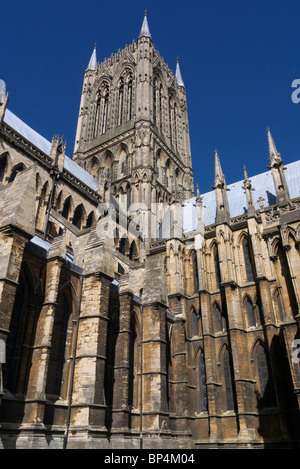 Einer der Türme der Kathedrale von Lincoln steht hoch auf einem sonnigen Tag. Stockfoto