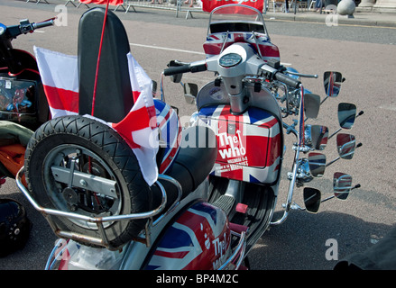 Patriotische Vespa GS Motorroller in Brighton, Parkplatz in der Nähe des Sea Front geparkt Stockfoto