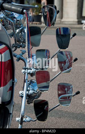 Die Spiegel, die auf eine Vespa GS Motorroller in Brighton, Parkplatz in der Nähe der Strandpromenade geparkt Stockfoto