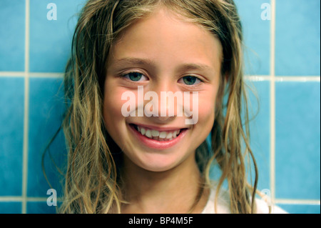 Mädchen von acht Jahren im Bad... Stockfoto