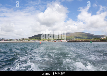 Wellen von einem Boot verlassen Hafen von Dingle, County Kerry in Irland Stockfoto