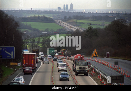 Die Autobahn M11 in Essex, England, Blick nach Süden in Richtung der M25 und One Canada Square und Canary Wharf in London, Großbritannien. Stockfoto