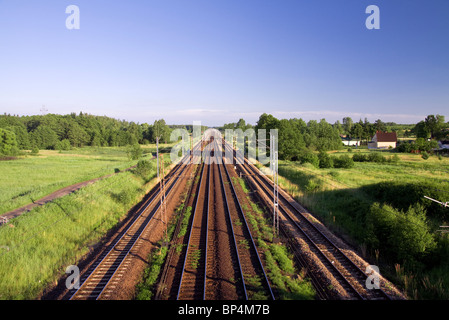 Die Bahntrasse führt weit vorwärts. Eisenbahnschienen in Polen. Stockfoto