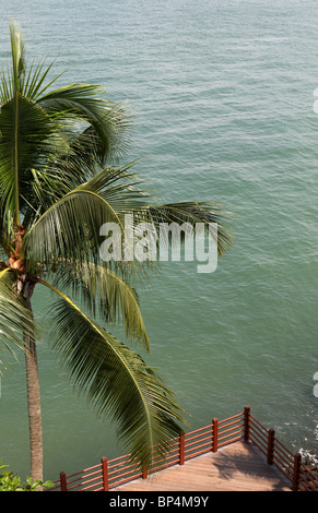 Sentosa Island, Holz-deck mit Blick aufs Meer Stockfoto