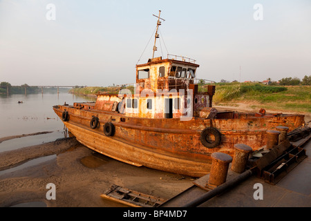 Ein verlassenes Schiff für Schrott auf dem Mekong - Provinz Kandal, Kambodscha zerlegt bekommen Stockfoto