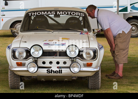 Betrachter sieht ein 1971 Ford Escort Mk1 RS1600 im Fahrerlager auf dem 2010 Goodwood Festival of Speed, Sussex, England, UK. Stockfoto